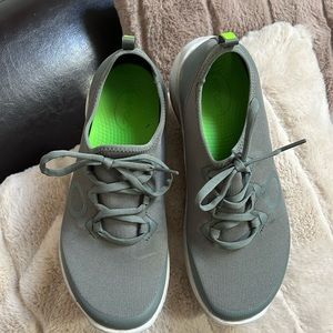 OOFOS Women’s OOmg sport LS low shoe in Olive size 9